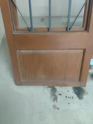 Puerta Madera y Hierro con Reja  y cristal .