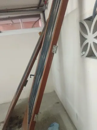 Puerta Madera y Hierro con Reja  y cristal .