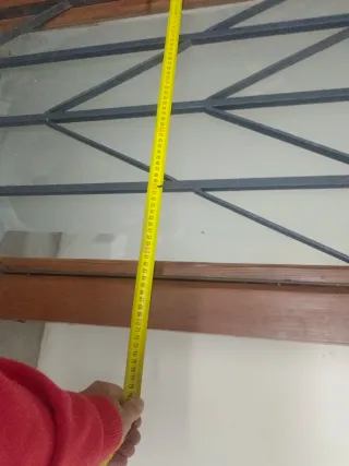 Puerta Madera y Hierro con Reja  y cristal .