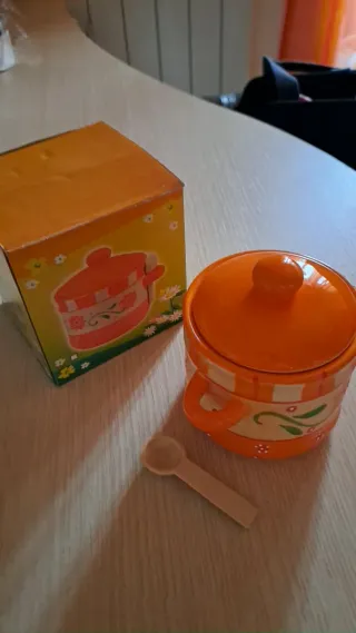 Zuccheriera arancione con cucchiaino