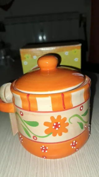 Zuccheriera arancione con cucchiaino