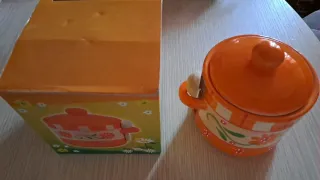 Zuccheriera arancione con cucchiaino