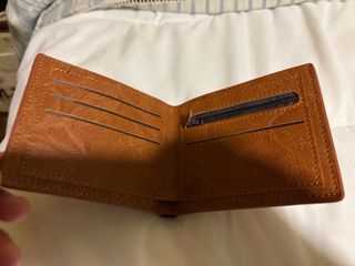 Cartera de piel marrón con monedero