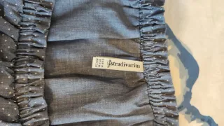 Vestido azul con lunares blancos