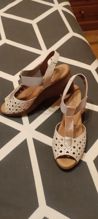 Sandalias cuña beige y doradas mujer
