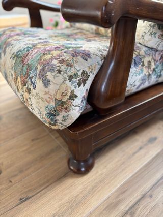 Poltrona in tessuto floreale e legno