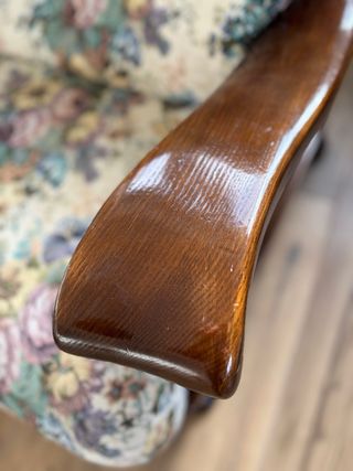 Poltrona in tessuto floreale e legno