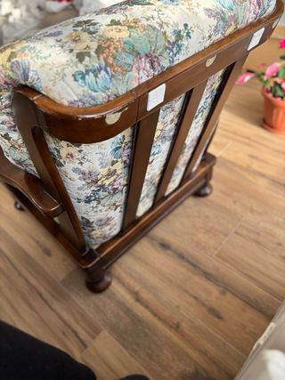 Poltrona in tessuto floreale e legno