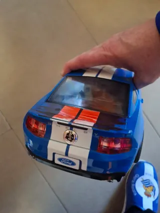 Mustang de juguete azul