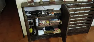 Mueble cubre radiador de madera.