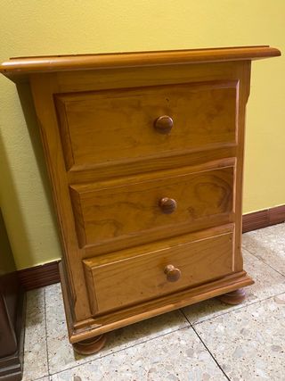 Mesita de noche de madera