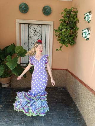Traje de flamenca lila con lunares blancos