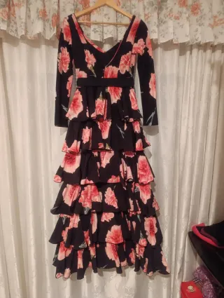 Traje de flamenca negro con flores rosas y roja