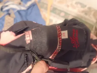 Traje de flamenca negro con flores rosas y roja