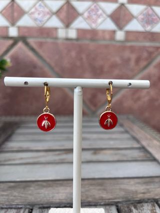 Pendientes de abeja dorados y rojos
