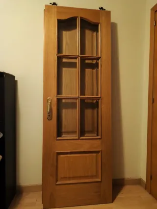 Puertas de roble con cristal y otra sin cristal