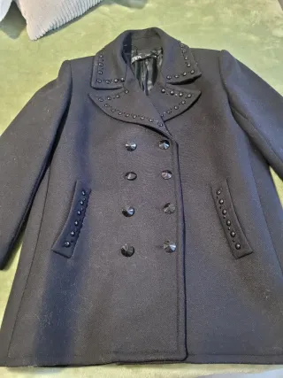 Chaquetón de lana negro con tachuelas