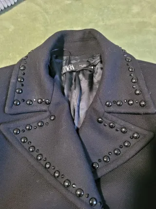 Chaquetón de lana negro con tachuelas