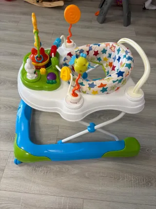 Andador bebé con juguetes