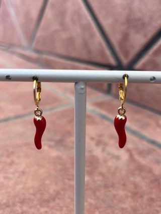 Pendientes de guindilla dorados y rojos