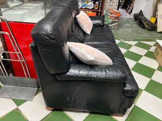 Sofá de piel negro
