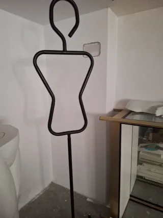 Perchero de metal negro