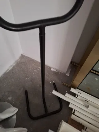 Perchero de metal negro