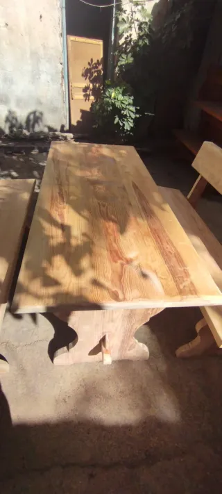 Set di 4 tavoli e panche in legno