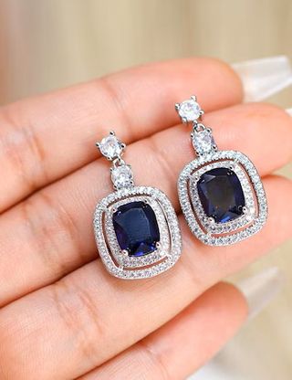 Pendientes circonita azul y blanca.