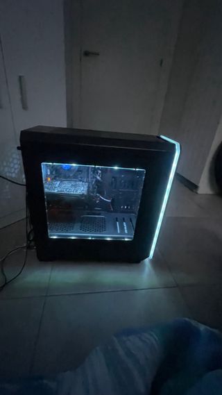 Ordenador Gaming de sobremesa Windows 11 activado.