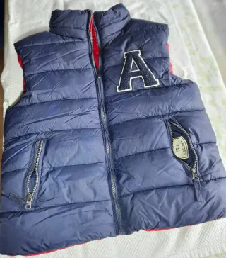 Chaleco infantil azul con letra A