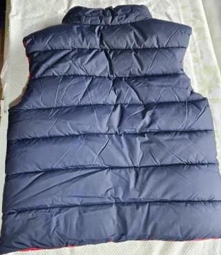 Chaleco infantil azul con letra A