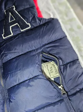 Chaleco infantil azul con letra A