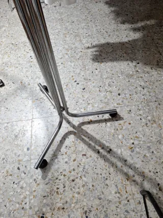 Perchero de pie con ruedas