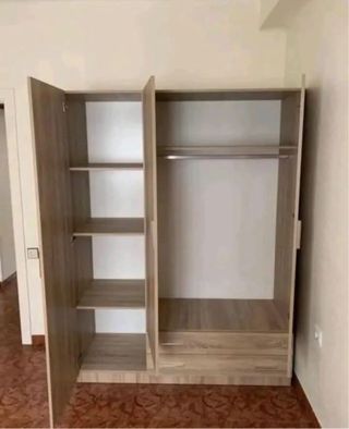 Armario de madera color beige/marrón