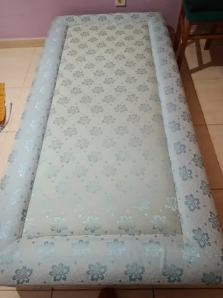 Base tapizada floral azul y blanco