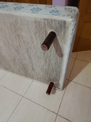 Base tapizada floral azul y blanco