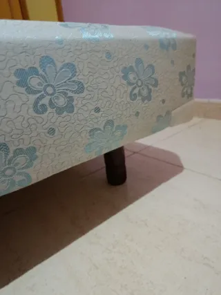 Base tapizada floral azul y blanco