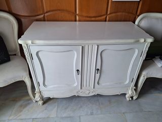 Conjunto mesa sillas y cómoda de madera