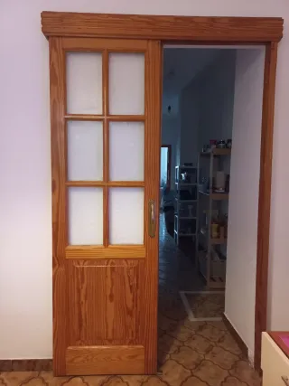 Puerta corredera madera con guía y moldura