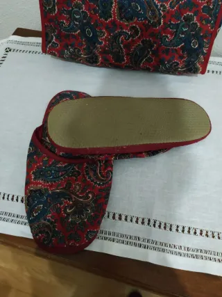 Neceser y zapatillas estampado paisley
