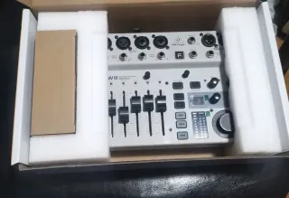 Mesa de mezclas digital Behringer Flow8