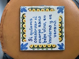 Azulejo decorativo con frase sobre el vino