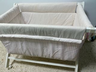 Minicuna con ruedas y textiles