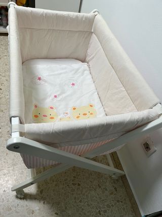 Minicuna con ruedas y textiles