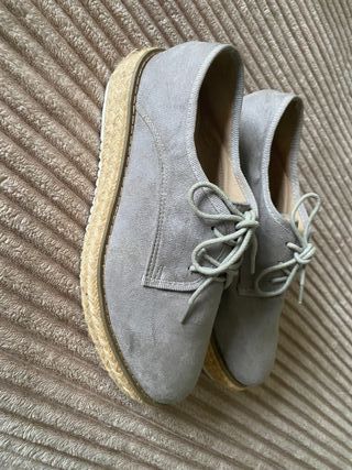 Zapatos grises con plataforma