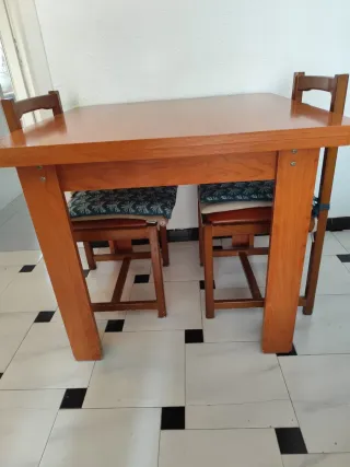 Mesa de comedor de madera