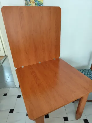 Mesa de comedor de madera