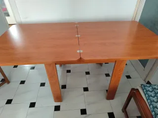 Mesa de comedor de madera