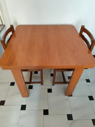 Mesa de comedor de madera
